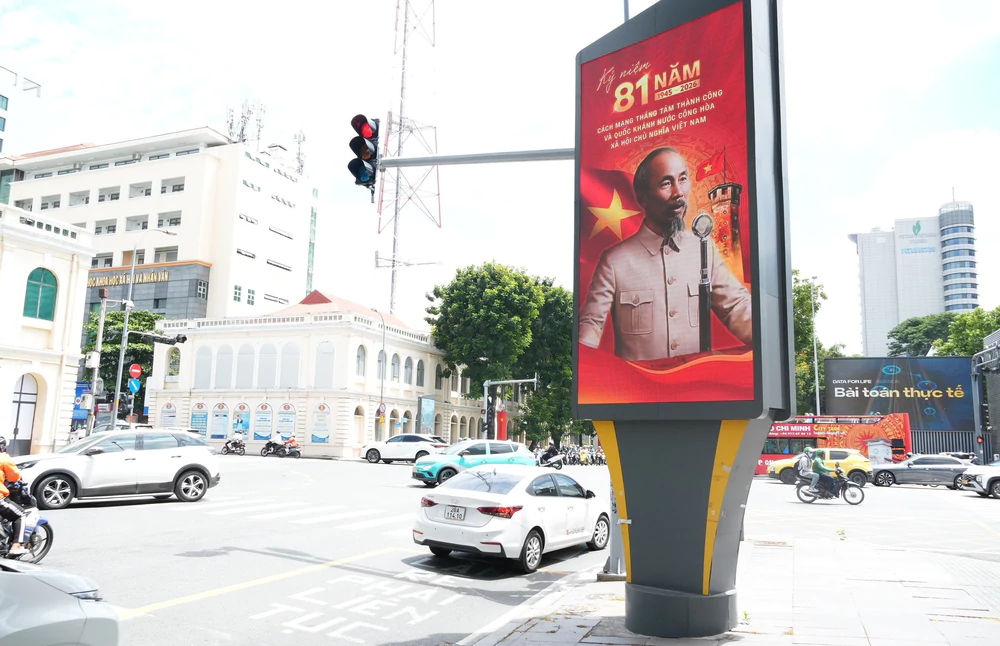 TP. Hồ Chí Minh rực rỡ chào mừng Quốc khánh 2/9 - Ảnh 1.