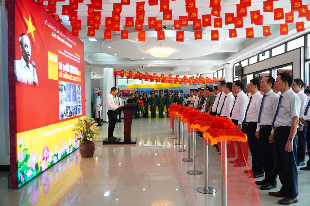 Tái hiện những dấu mốc lịch sử năm 1946 gắn với Chủ tịch Hồ Chí Minh - Ảnh 3. Tái hiện những dấu mốc lịch sử năm 1946 gắn với Chủ tịch Hồ Chí Minh - Ảnh 3.