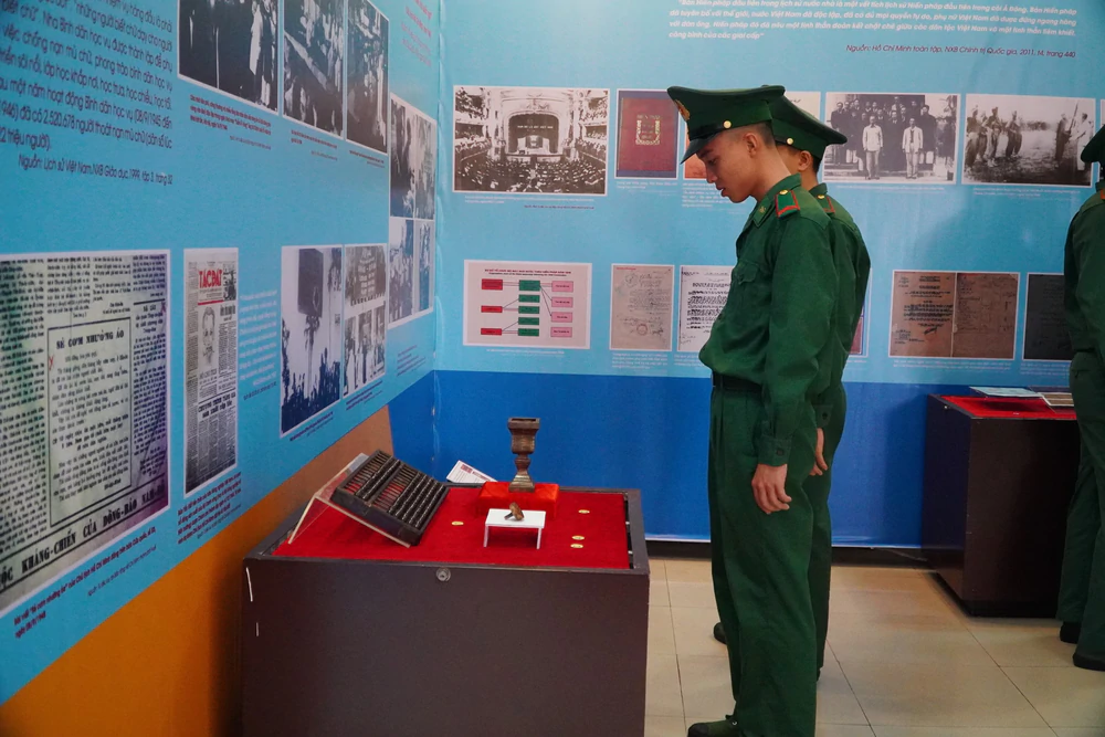 Tái hiện những dấu mốc lịch sử năm 1946 gắn với Chủ tịch Hồ Chí Minh - Ảnh 7. Tái hiện những dấu mốc lịch sử năm 1946 gắn với Chủ tịch Hồ Chí Minh - Ảnh 7.