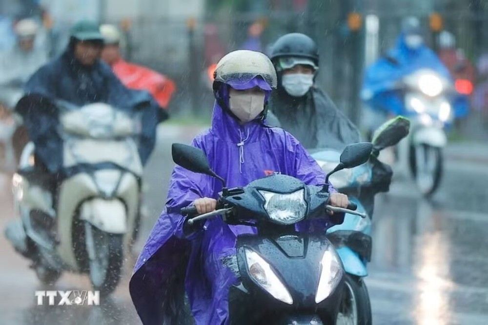 Nhiều khu vực cục bộ có mưa to, cảnh báo vùng áp thấp suy yếu tái sinh mạnh lại thành bão - Ảnh 2. Nhiều khu vực cục bộ có mưa to, cảnh báo vùng áp thấp suy yếu tái sinh mạnh lại thành bão - Ảnh 2.