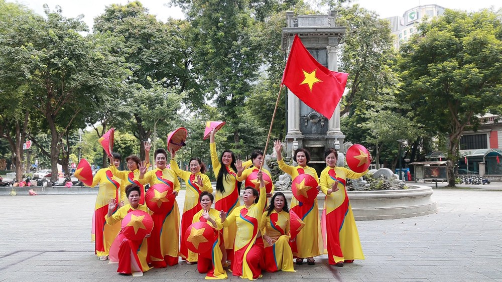 Kỷ niệm Quốc khánh 2/9: Những sắc màu yêu nước trên đường phố Hà Nội - Ảnh 1. Kỷ niệm Quốc khánh 2/9: Những sắc màu yêu nước trên đường phố Hà Nội - Ảnh 1.