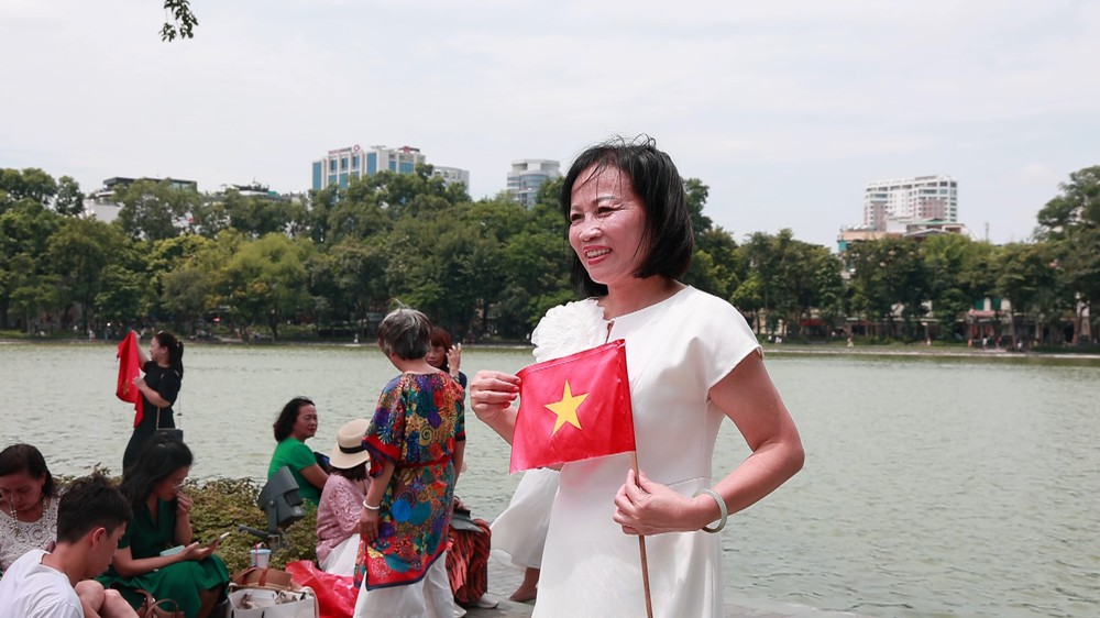 Kỷ niệm Quốc khánh 2/9: Những sắc màu yêu nước trên đường phố Hà Nội - Ảnh 2. Kỷ niệm Quốc khánh 2/9: Những sắc màu yêu nước trên đường phố Hà Nội - Ảnh 2.