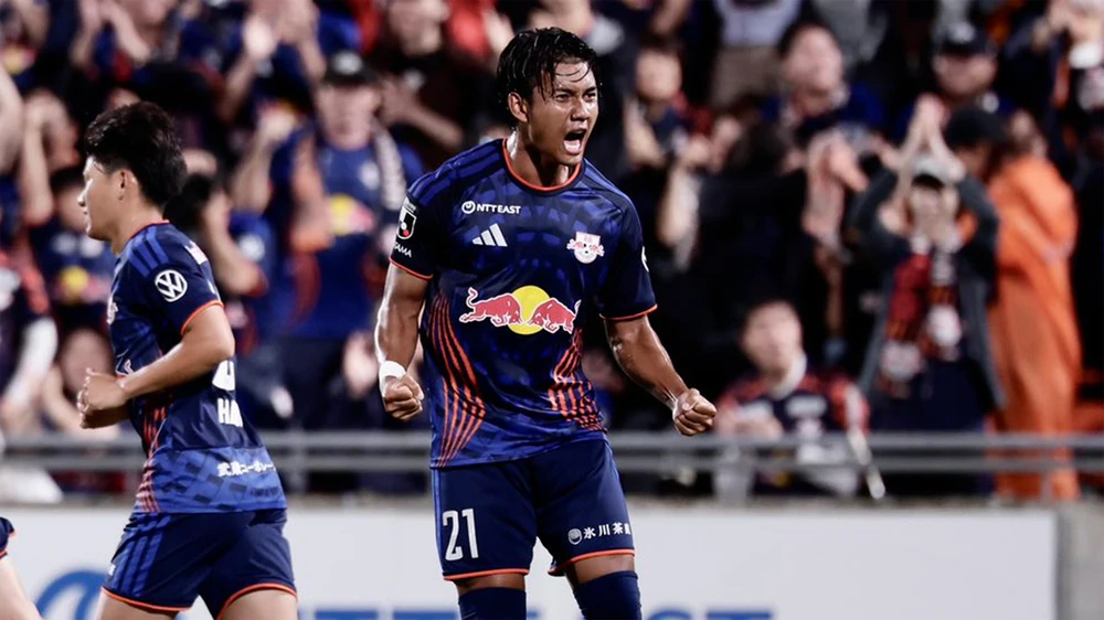 Ngôi sao Thái Lan ghi bàn liên tiếp ở Nhật Bản trước ngày gặp ĐT Việt Nam ở FIFA ASEAN Cup - Ảnh 1.