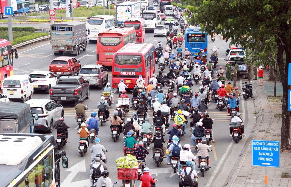 Nhiều tuyến đường cửa ngõ phía Đông TP. Hồ Chí Minh ùn tắc ngày đầu nghỉ lễ - Ảnh 2. Nhiều tuyến đường cửa ngõ phía Đông TP. Hồ Chí Minh ùn tắc ngày đầu nghỉ lễ - Ảnh 2.