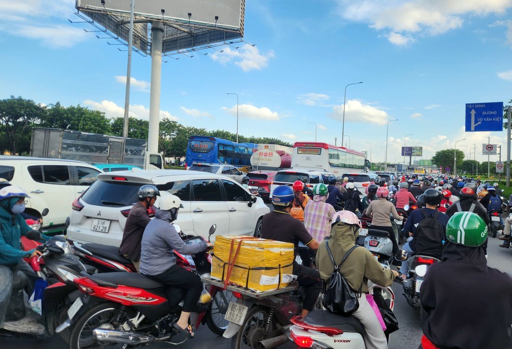 Nhiều tuyến đường cửa ngõ phía Đông TP. Hồ Chí Minh ùn tắc ngày đầu nghỉ lễ - Ảnh 4. Nhiều tuyến đường cửa ngõ phía Đông TP. Hồ Chí Minh ùn tắc ngày đầu nghỉ lễ - Ảnh 4.