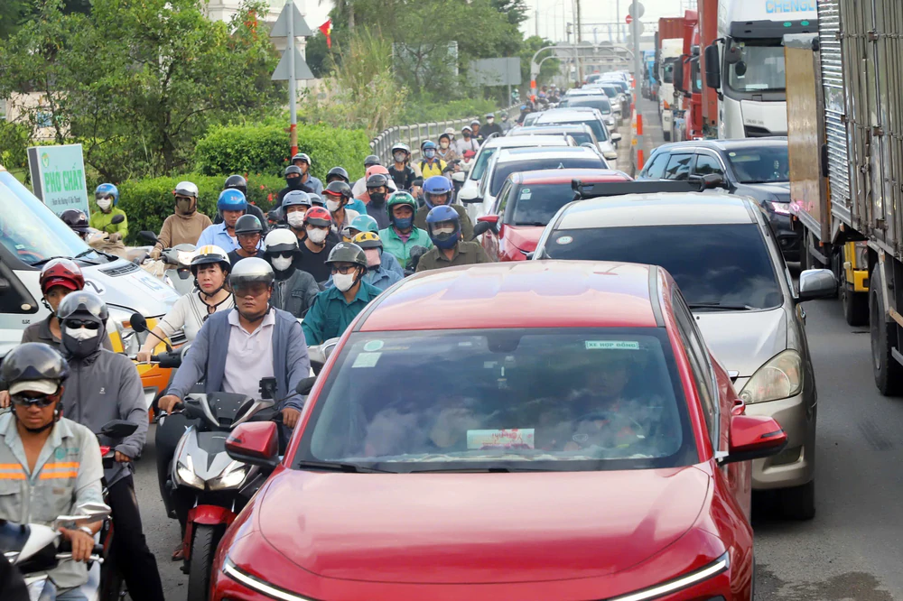 Nhiều tuyến đường cửa ngõ phía Đông TP. Hồ Chí Minh ùn tắc ngày đầu nghỉ lễ - Ảnh 3. Nhiều tuyến đường cửa ngõ phía Đông TP. Hồ Chí Minh ùn tắc ngày đầu nghỉ lễ - Ảnh 3.