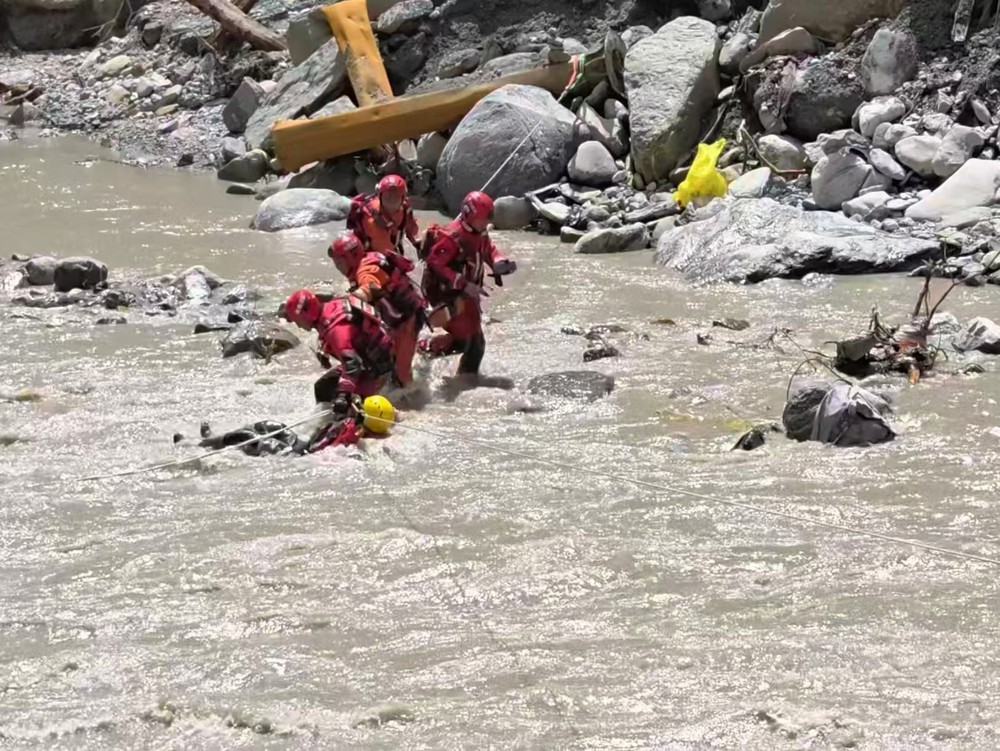 Lũ quét tại Nepal và Trung Quốc: Gần 600 người thiệt mạng và hơn 2.400 người mất tích - Ảnh 1.