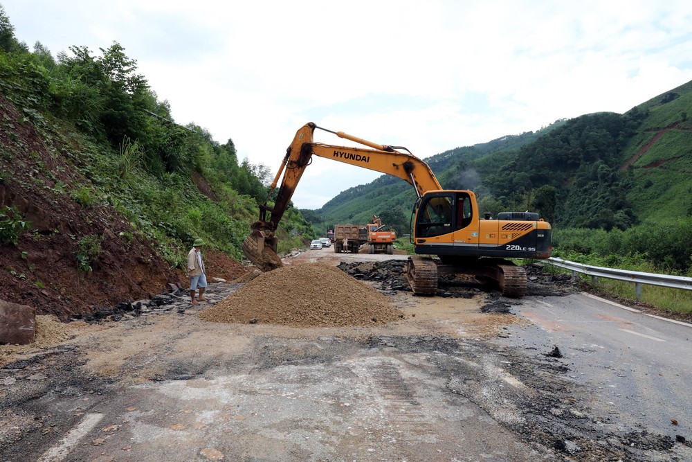Tập trung khắc phục hậu quả bão số 4 và mưa lũ - Ảnh 1. Tập trung khắc phục hậu quả bão số 4 và mưa lũ - Ảnh 1.