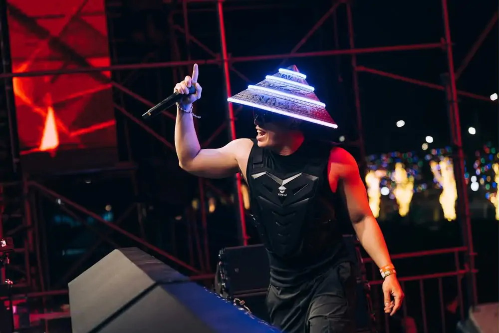 DJ Việt mang nón lá đi khắp thế giới: 17 năm theo đuổi âm nhạc điện tử - Ảnh 2.