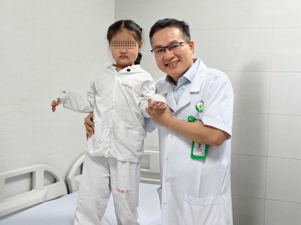 Tái tạo ngón cái từ ngón trỏ cho bệnh nhi 5 tuổi mắc dị tật bẩm sinh - Ảnh 2.