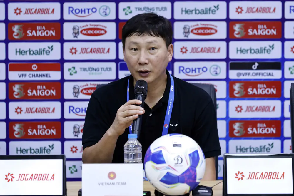 HLV Kim Sang Sik: 'Chiến thắng trước Indonesia khiến mọi thứ trở nên tươi sáng' - Ảnh 1.