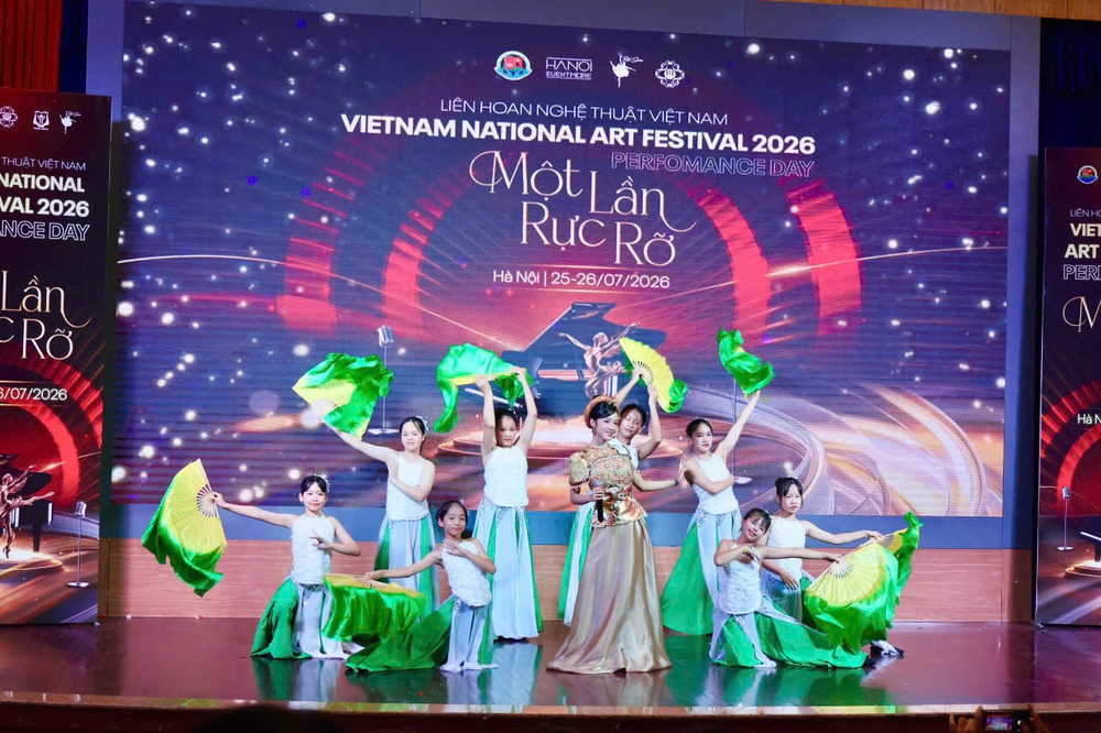 "Cô bộ đội tí hon" xứ Đoài Lê Phạm Thùy Dương đạt Huy chương vàng toàn quốc tại Liên hoan Nghệ thuật Quốc gia Việt Nam 2026 - Ảnh 1.