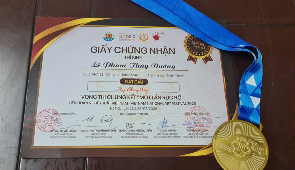"Cô bộ đội tí hon" xứ Đoài Lê Phạm Thùy Dương đạt Huy chương vàng toàn quốc tại Liên hoan Nghệ thuật Quốc gia Việt Nam 2026 - Ảnh 2.