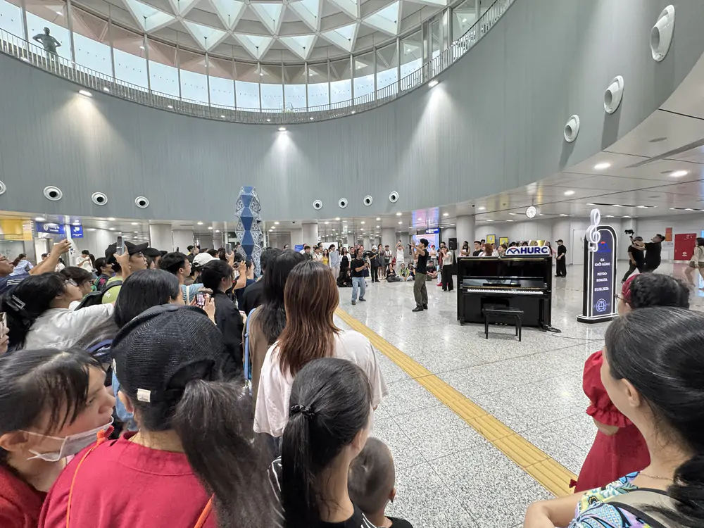 Ga Metro Bến Thành trở thành sân khấu của nhạc kịch Broadway - Ảnh 2. Ga Metro Bến Thành trở thành sân khấu của nhạc kịch Broadway - Ảnh 2.