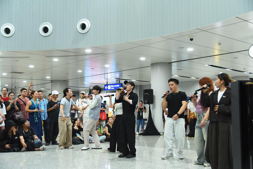 Ga Metro Bến Thành trở thành sân khấu của nhạc kịch Broadway - Ảnh 1. Ga Metro Bến Thành trở thành sân khấu của nhạc kịch Broadway - Ảnh 1.