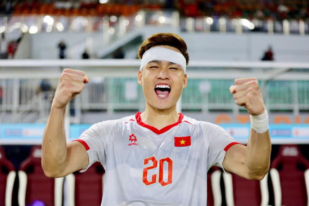 Trung vệ Bùi Hoàng Việt Anh đã được xử lý vết thương - Ảnh 1.