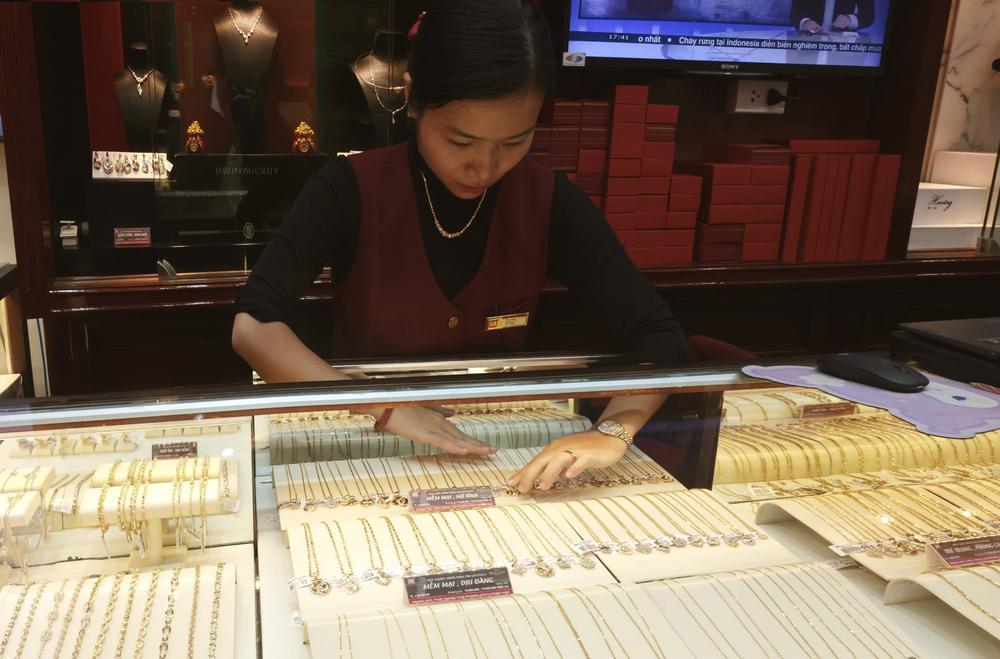 Giá vàng hôm nay 3/8: Vàng trong nước không đổi, vàng thế giới tăng nhẹ - Ảnh 1. Giá vàng hôm nay 3/8: Vàng trong nước không đổi, vàng thế giới tăng nhẹ - Ảnh 1.