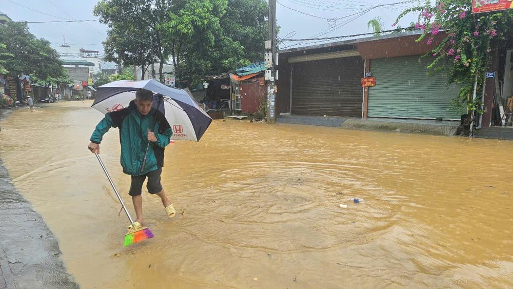 Mưa lớn gây sạt lở, ngập úng cục bộ tại nhiều tuyến đường Lào Cai - Ảnh 8.