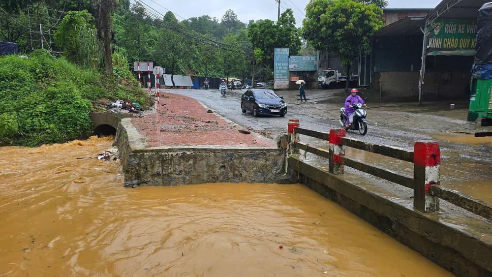 Mưa lớn gây sạt lở, ngập úng cục bộ tại nhiều tuyến đường Lào Cai - Ảnh 5.