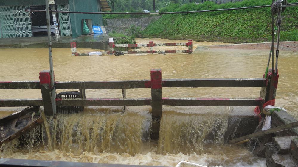 Mưa lớn gây sạt lở, ngập úng cục bộ tại nhiều tuyến đường Lào Cai - Ảnh 3.