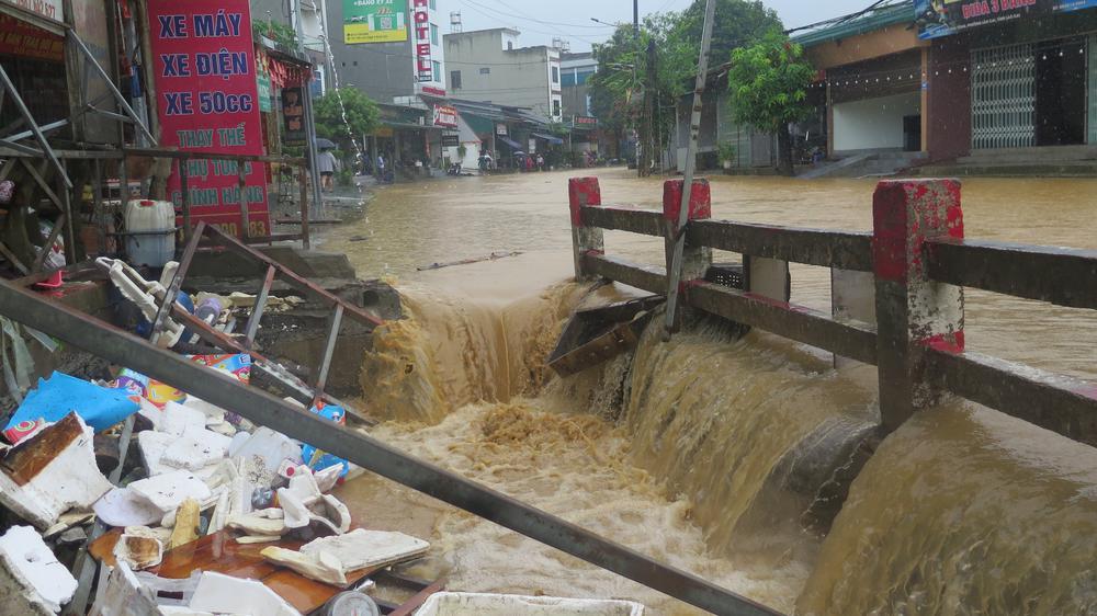 Mưa lớn gây sạt lở, ngập úng cục bộ tại nhiều tuyến đường Lào Cai - Ảnh 2.