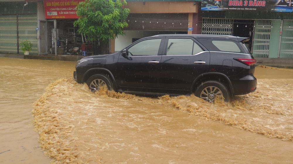 Mưa lớn gây sạt lở, ngập úng cục bộ tại nhiều tuyến đường Lào Cai - Ảnh 1.