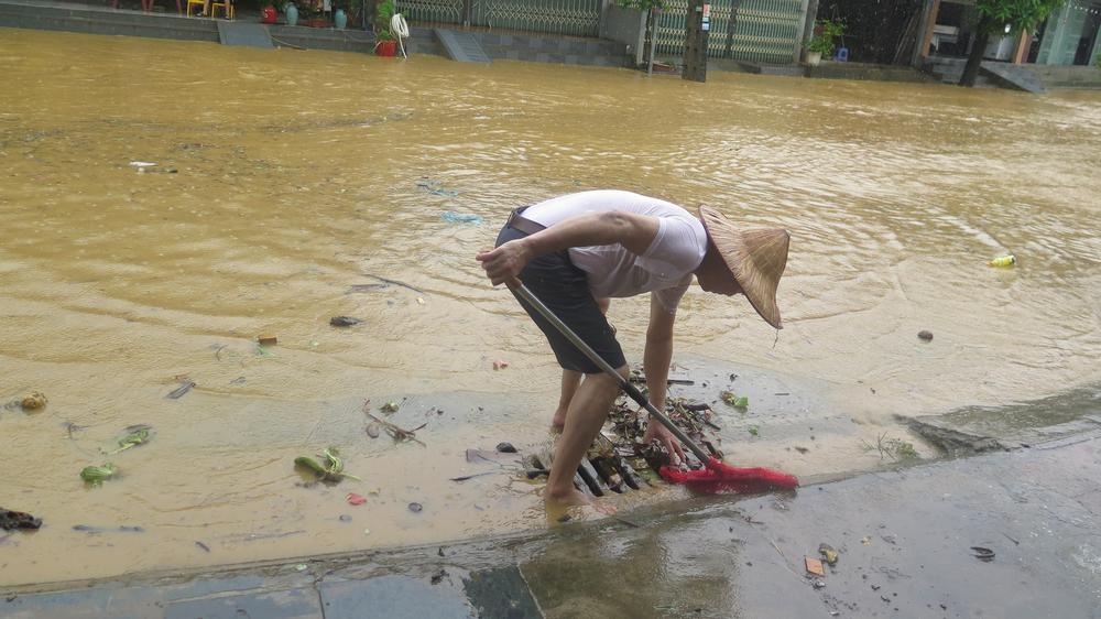 Mưa lớn gây sạt lở, ngập úng cục bộ tại nhiều tuyến đường Lào Cai - Ảnh 9.