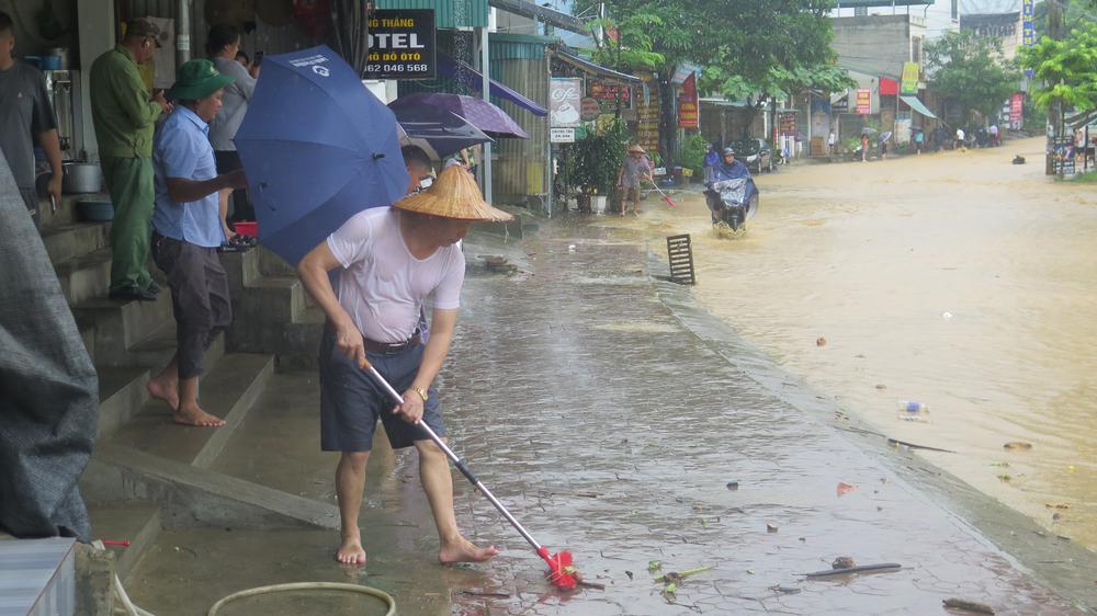 Mưa lớn gây sạt lở, ngập úng cục bộ tại nhiều tuyến đường Lào Cai - Ảnh 10.