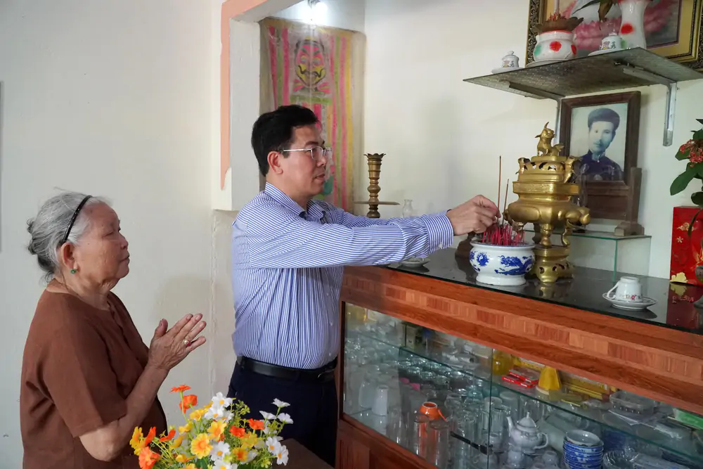 Sau 65 năm, bức di ảnh giúp tìm lại thân nhân cán bộ đi B - Ảnh 2. Sau 65 năm, bức di ảnh giúp tìm lại thân nhân cán bộ đi B - Ảnh 2.