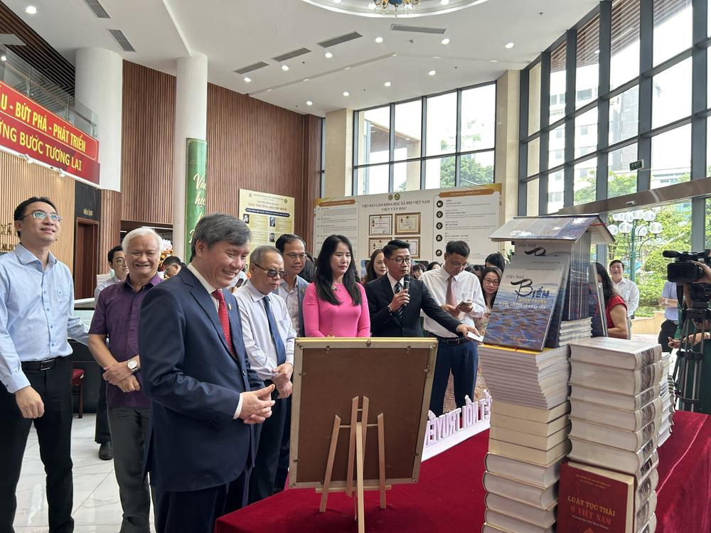 Trưng bày thành tựu nghiên cứu văn hóa, văn học qua nhiều thế hệ - Ảnh 1. Trưng bày thành tựu nghiên cứu văn hóa, văn học qua nhiều thế hệ - Ảnh 1.