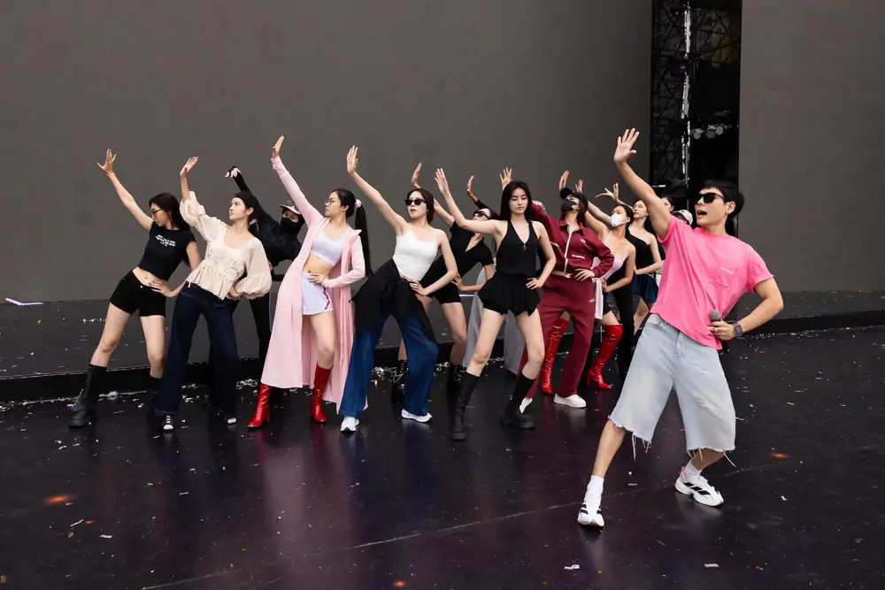 Biên đạo múa Khoa Nguyễn đứng sau màn đồng diễn ở Miss Grand Vietnam 2026 - Ảnh 3. Biên đạo múa Khoa Nguyễn đứng sau màn đồng diễn ở Miss Grand Vietnam 2026 - Ảnh 3.