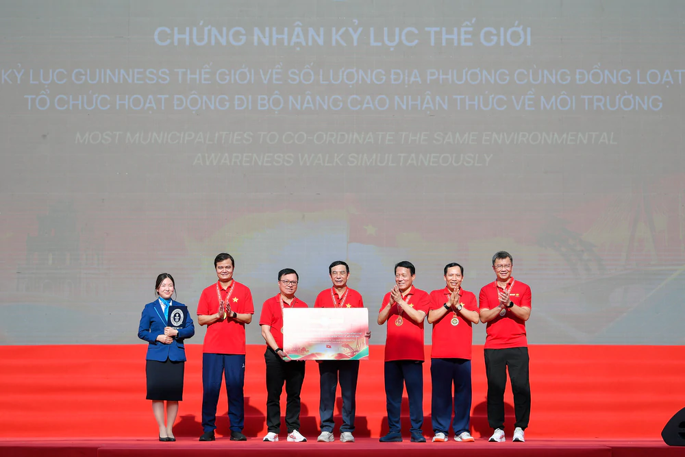 'Cùng Việt Nam tiến bước' 2026 ghi dấu Kỷ lục Guinness thế giới - Ảnh 2. 'Cùng Việt Nam tiến bước' 2026 ghi dấu Kỷ lục Guinness thế giới - Ảnh 2.