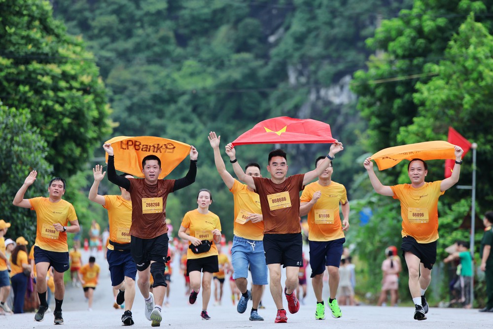 Giải Marathon Quốc tế VTV LPBank 2026: Gần 4.000 vận động viên chinh phục cung đường di sản Vân Long - Ảnh 2. Giải Marathon Quốc tế VTV LPBank 2026: Gần 4.000 vận động viên chinh phục cung đường di sản Vân Long - Ảnh 2.