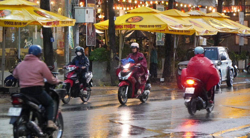 Dự báo thời tiết ngày 31/8: Vùng áp thấp suy yếu mạnh lên thành áp thấp nhiệt đới - Ảnh 1. Dự báo thời tiết ngày 31/8: Vùng áp thấp suy yếu mạnh lên thành áp thấp nhiệt đới - Ảnh 1.