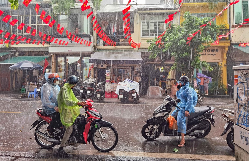 Dự báo thời tiết ngày 31/8: Vùng áp thấp suy yếu mạnh lên thành áp thấp nhiệt đới - Ảnh 2. Dự báo thời tiết ngày 31/8: Vùng áp thấp suy yếu mạnh lên thành áp thấp nhiệt đới - Ảnh 2.