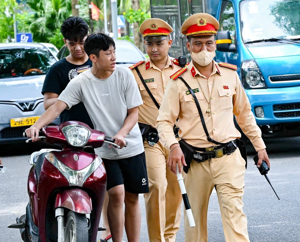 Hà Nội siết chặt vi phạm nồng độ cồn dịp Quốc khánh 2/9 - Ảnh 6. Hà Nội siết chặt vi phạm nồng độ cồn dịp Quốc khánh 2/9 - Ảnh 6.