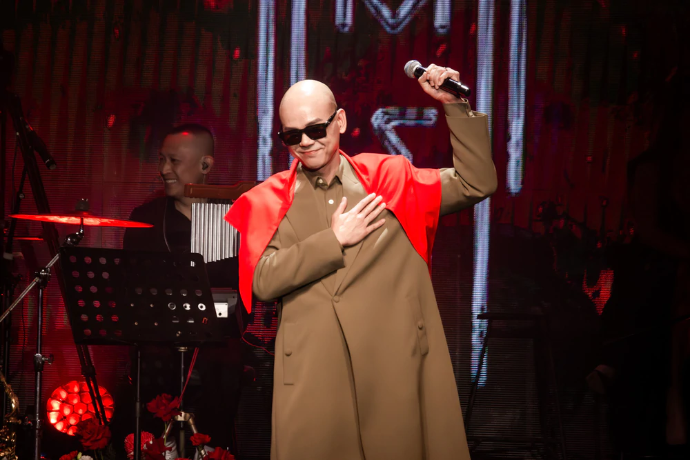 Phan Đinh Tùng: “Đinh Show không chỉ tồn tại trong một đêm diễn” - Ảnh 2. Phan Đinh Tùng: “Đinh Show không chỉ tồn tại trong một đêm diễn” - Ảnh 2.