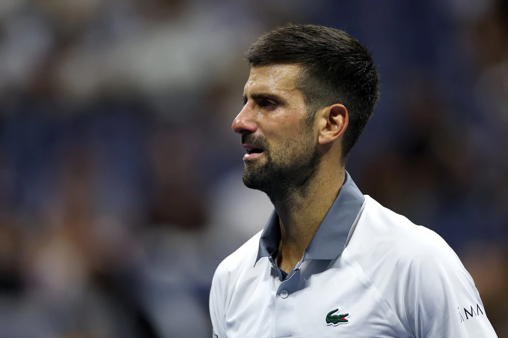 Lần đầu tiên sau hơn 20 năm, Djokovic bị loại ngay vòng mở màn một giải Grand Slam - Ảnh 1. Lần đầu tiên sau hơn 20 năm, Djokovic bị loại ngay vòng mở màn một giải Grand Slam - Ảnh 1.