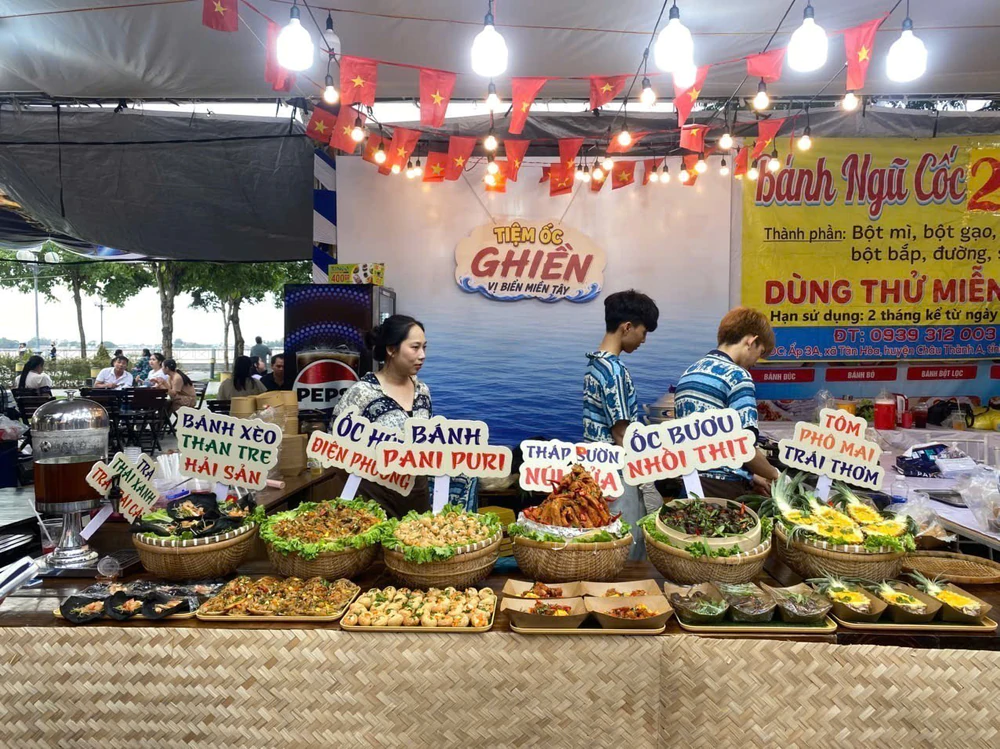 Đông đảo người dân đến với lễ ẩm thực Tây Đô dịp lễ - Ảnh 1.
