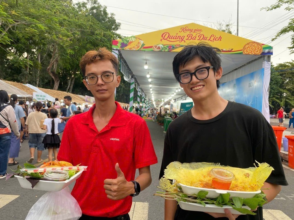 Đông đảo người dân đến với lễ ẩm thực Tây Đô dịp lễ - Ảnh 2.