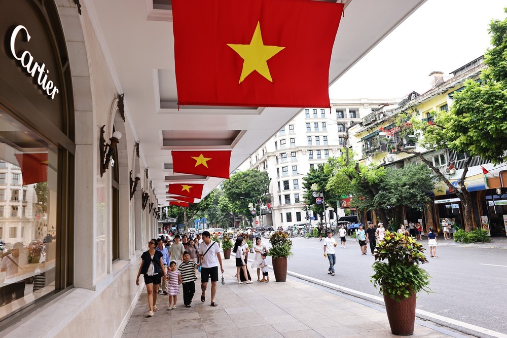 Hà Nội rực rỡ cờ hoa chào mừng ngày Quốc khánh 2/9 - Ảnh 6. Hà Nội rực rỡ cờ hoa chào mừng ngày Quốc khánh 2/9 - Ảnh 6.