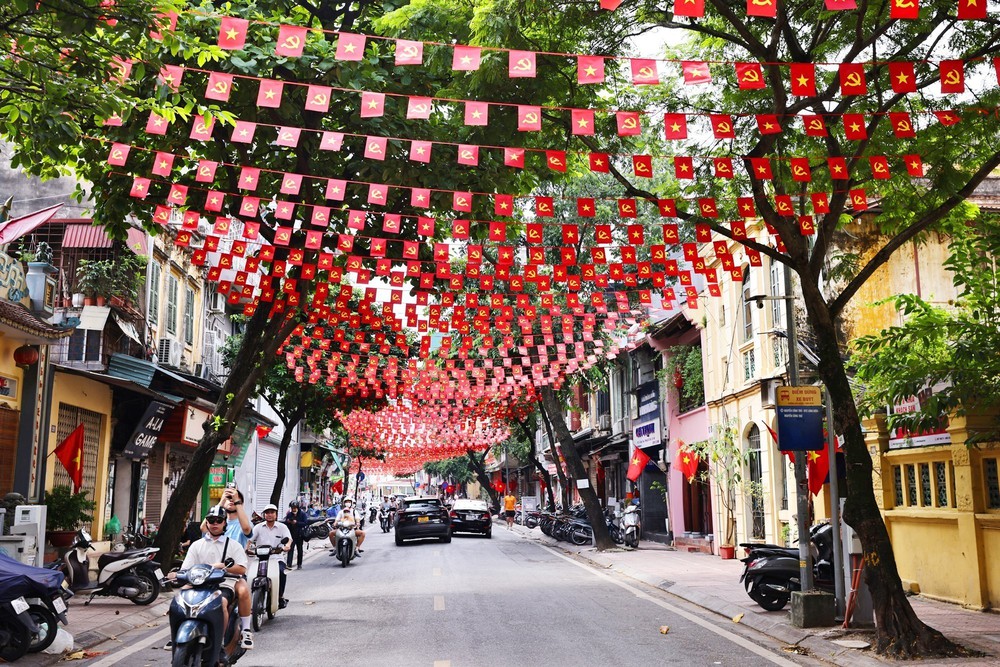 Hà Nội rực rỡ cờ hoa chào mừng ngày Quốc khánh 2/9 - Ảnh 8. Hà Nội rực rỡ cờ hoa chào mừng ngày Quốc khánh 2/9 - Ảnh 8.