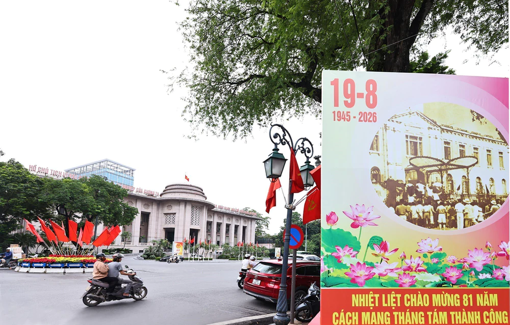 Hà Nội rực rỡ cờ hoa chào mừng ngày Quốc khánh 2/9 - Ảnh 4. Hà Nội rực rỡ cờ hoa chào mừng ngày Quốc khánh 2/9 - Ảnh 4.