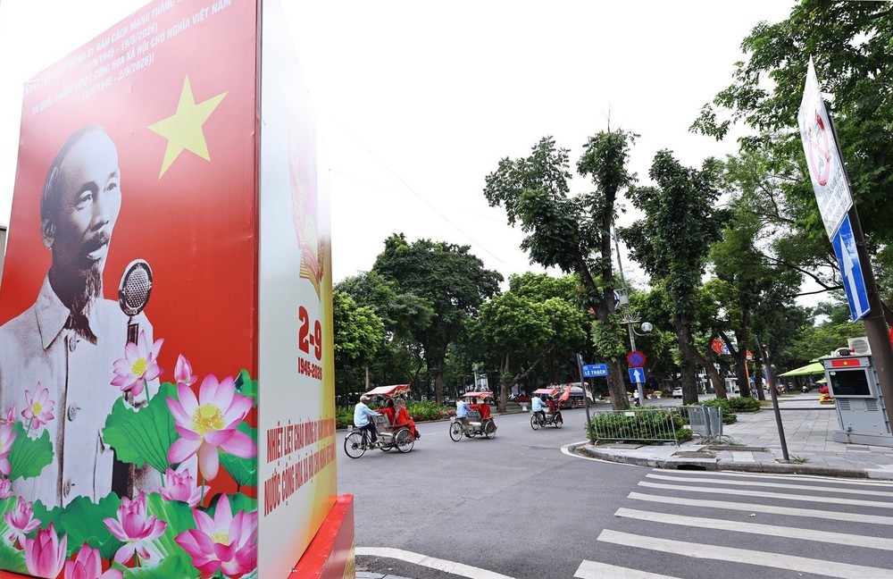Hà Nội rực rỡ cờ hoa chào mừng ngày Quốc khánh 2/9 - Ảnh 2. Hà Nội rực rỡ cờ hoa chào mừng ngày Quốc khánh 2/9 - Ảnh 2.