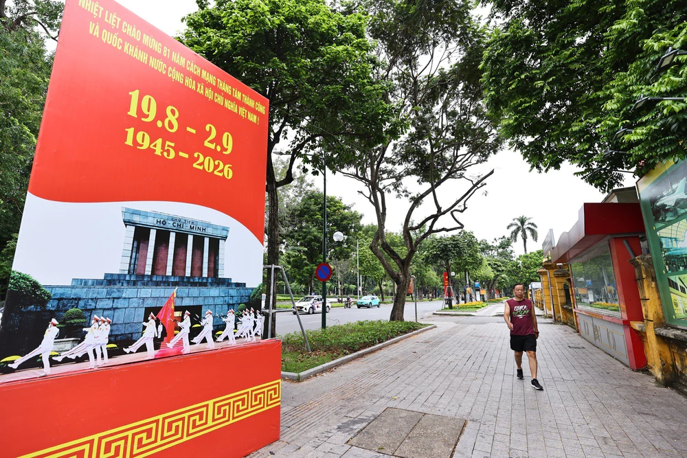 Hà Nội rực rỡ cờ hoa chào mừng ngày Quốc khánh 2/9 - Ảnh 3. Hà Nội rực rỡ cờ hoa chào mừng ngày Quốc khánh 2/9 - Ảnh 3.