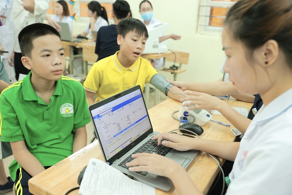 Hà Nội khẩn trương khám sức khỏe, số hóa dữ liệu y tế học đường - Ảnh 3. Hà Nội khẩn trương khám sức khỏe, số hóa dữ liệu y tế học đường - Ảnh 3.