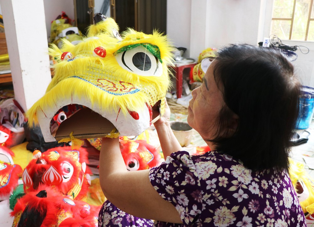 Gìn giữ giá trị văn hóa dân gian từ nghề làm đầu lân mùa Trung thu ở Cố đô - Ảnh 4. Gìn giữ giá trị văn hóa dân gian từ nghề làm đầu lân mùa Trung thu ở Cố đô - Ảnh 4.