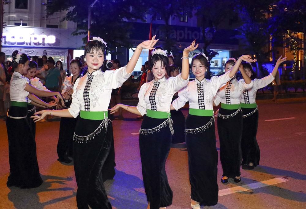 Rộn ràng “Vũ điệu đường phố” tại Festival Dân vũ Quốc tế Điện Biên 2026 - Ảnh 7. Rộn ràng “Vũ điệu đường phố” tại Festival Dân vũ Quốc tế Điện Biên 2026 - Ảnh 7.