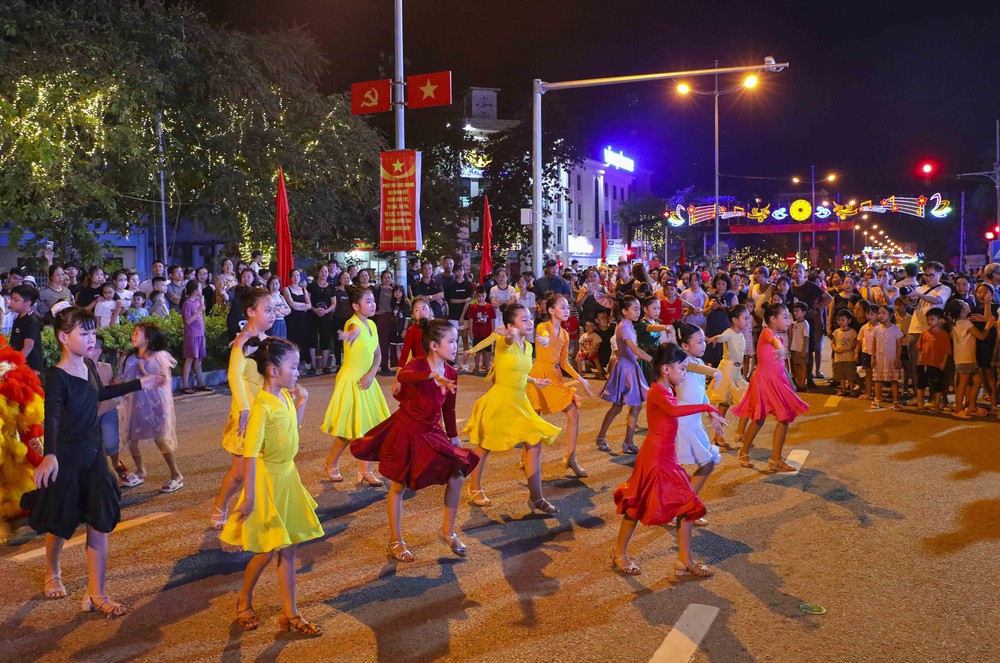 Rộn ràng “Vũ điệu đường phố” tại Festival Dân vũ Quốc tế Điện Biên 2026 - Ảnh 12. Rộn ràng “Vũ điệu đường phố” tại Festival Dân vũ Quốc tế Điện Biên 2026 - Ảnh 12.