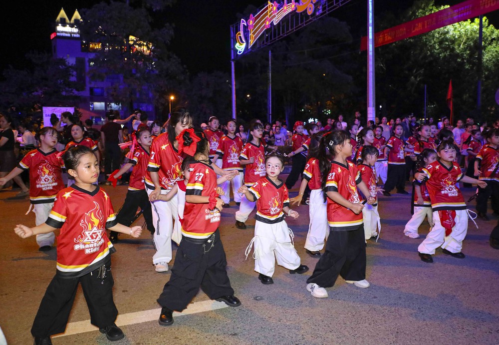 Rộn ràng “Vũ điệu đường phố” tại Festival Dân vũ Quốc tế Điện Biên 2026 - Ảnh 11. Rộn ràng “Vũ điệu đường phố” tại Festival Dân vũ Quốc tế Điện Biên 2026 - Ảnh 11.